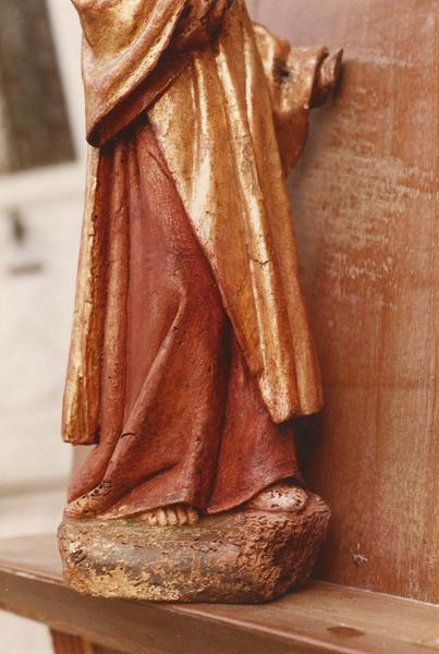 statuette : l'archange Gabriel, détail du drapé du manteau