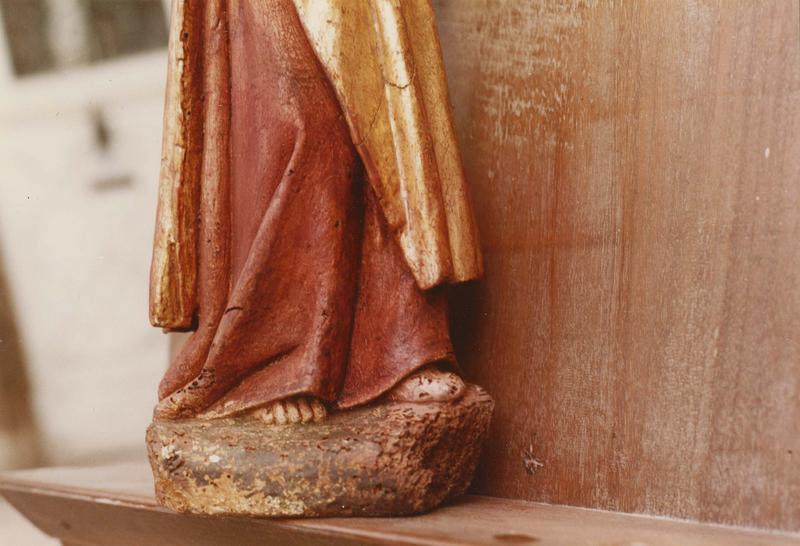 statuette : l'archange Gabriel, détail des pieds