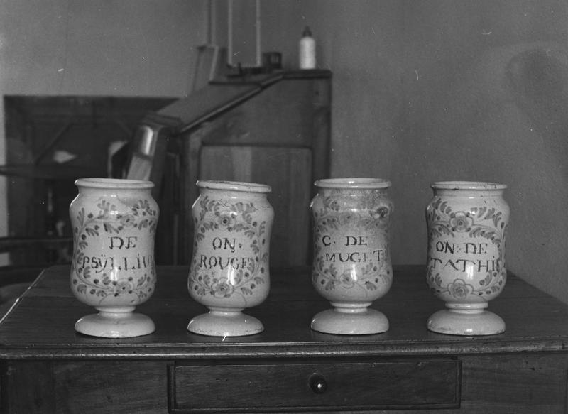 quatre pots à pharmacie - © Ministère de la Culture (France), Médiathèque du patrimoine et de la photographie (objets mobiliers), tous droits réservés