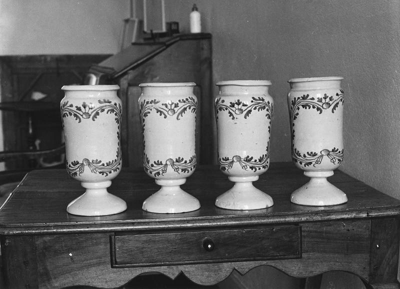 quatre pots à pharmacie - © Ministère de la Culture (France), Médiathèque du patrimoine et de la photographie (objets mobiliers), tous droits réservés