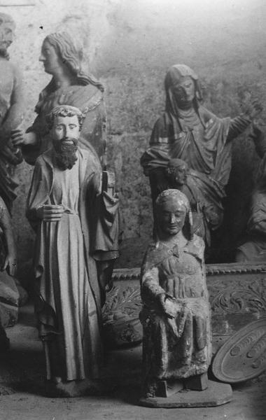 plusieurs statues, vue partielle du plat dit des trente deniers de la trahison du Christ - © Ministère de la Culture (France), Médiathèque du patrimoine et de la photographie (objets mobiliers), tous droits réservés