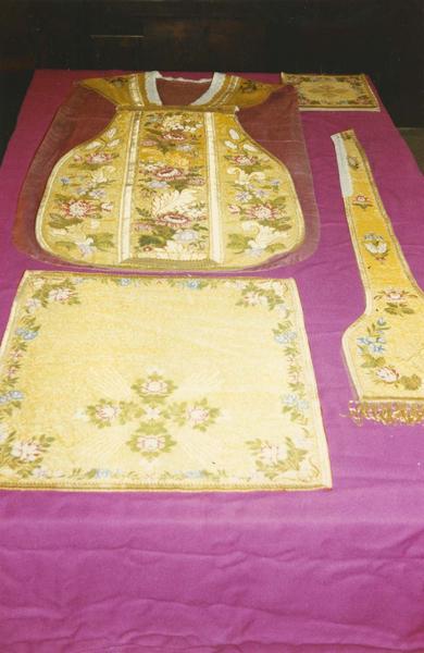 chasuble, étole, manipule, bourse, voile du calice, vue d'ensemble - © Ministère de la Culture (France), Médiathèque du patrimoine et de la photographie (objets mobiliers), tous droits réservés