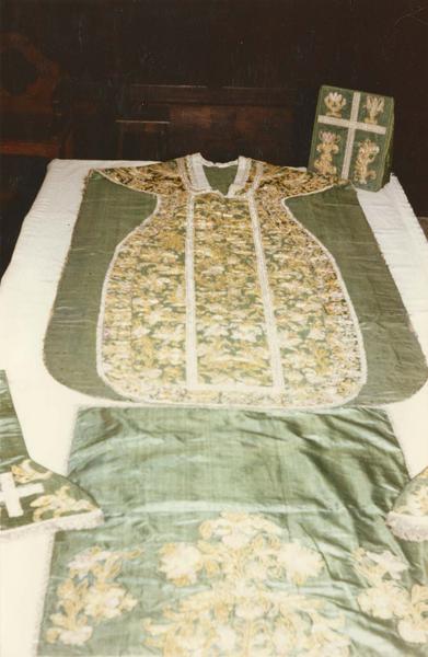 chasuble, étole, manipule, bourse, voile du calice, vue d'ensemble - © Ministère de la Culture (France), Médiathèque du patrimoine et de la photographie (objets mobiliers), tous droits réservés