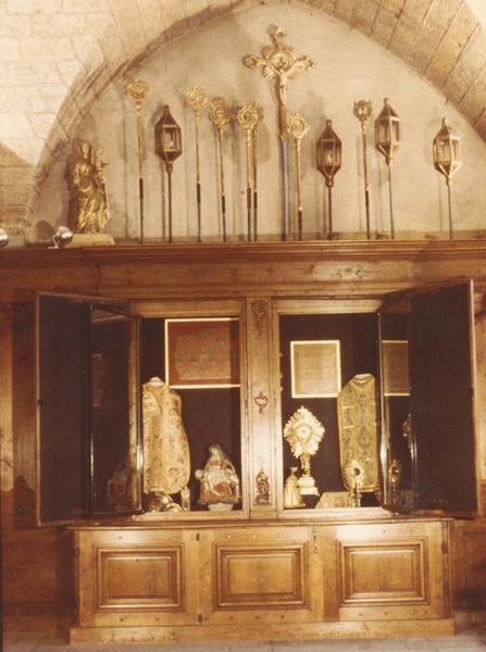 armoire de sacristie, chasublier, portes ouvertes