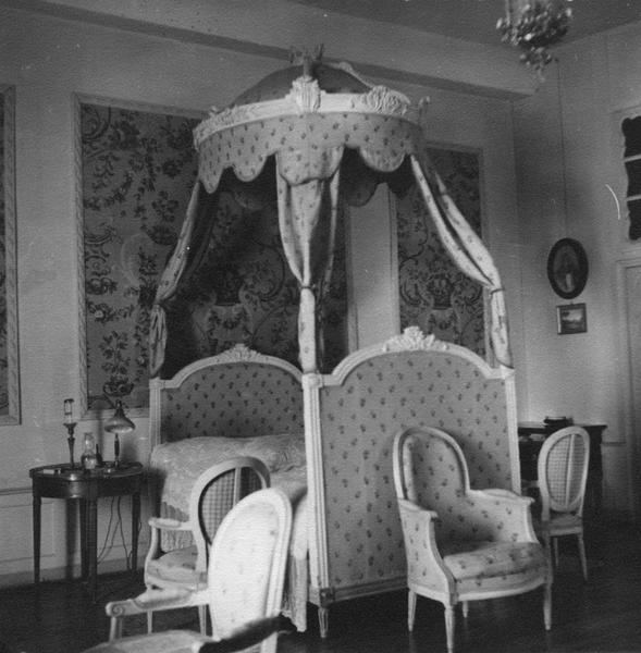 lit à la polonaise et quatre fauteuils - © Ministère de la Culture (France), Médiathèque du patrimoine et de la photographie (objets mobiliers), tous droits réservés