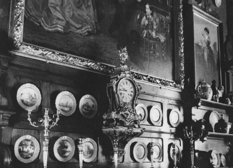 salon à manger, assiettes décoratives au mur - © Ministère de la Culture (France), Médiathèque du patrimoine et de la photographie (objets mobiliers), tous droits réservés
