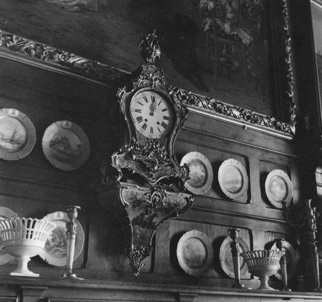 salon à manger, assiettes décoratives au mur - © Ministère de la Culture (France), Médiathèque du patrimoine et de la photographie (objets mobiliers), tous droits réservés