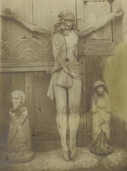 groupe sculpté : Christ en croix entre la Vierge et saint Jean