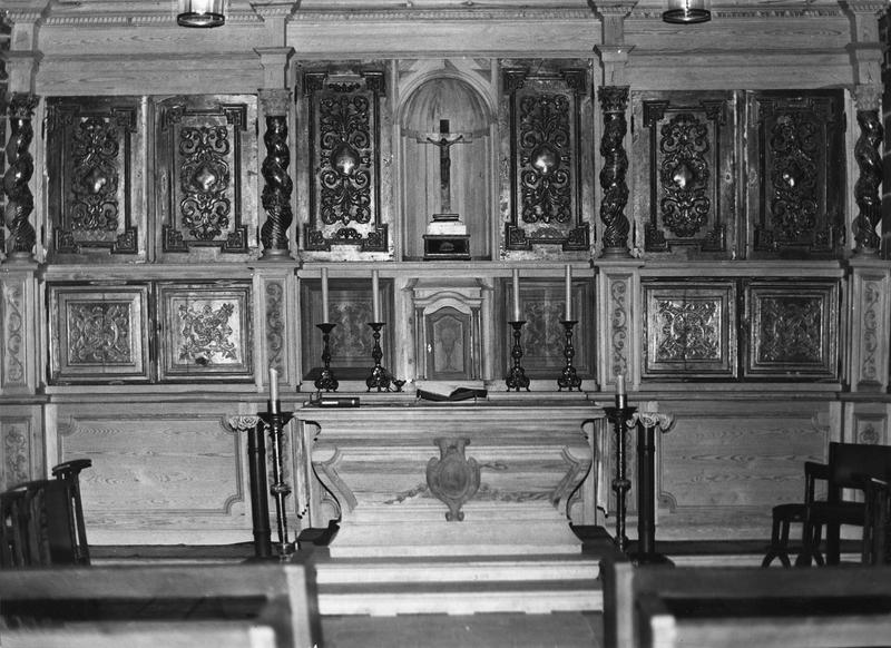 armoire à reliquaires (colonnes torses, portes décorées et pots à feu)