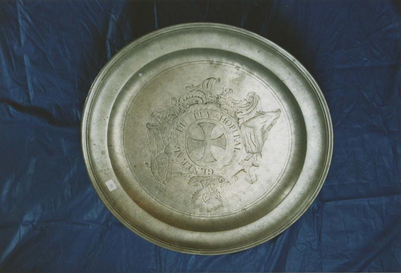 plat rond en étain avec décor de croix hospitalière - © Ministère de la Culture (France), Médiathèque du patrimoine et de la photographie (objets mobiliers), tous droits réservés