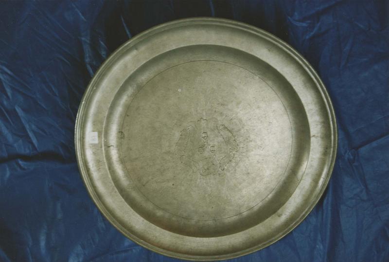 plat rond en étain avec décor à l'effigie de saint Alexis