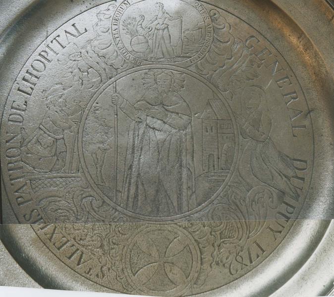 plat rond en étain avec décor à l'effigie de saint Alexis, détail