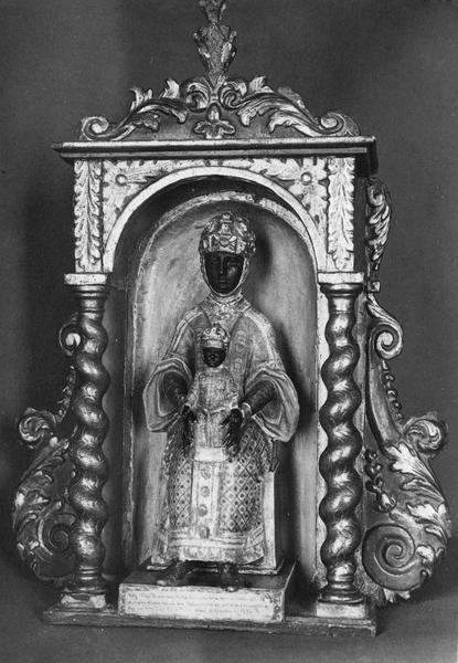 statuette : Vierge noire en majesté placée dans une niche sculptée - © Ministère de la Culture (France), Médiathèque du patrimoine et de la photographie (objets mobiliers), tous droits réservés