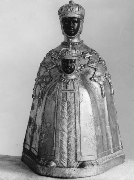 statue : Vierge noire au manteau