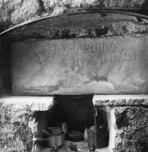 plaque à inscription authentifiant les reliques de saint Marcel, détail - © Ministère de la Culture (France), Médiathèque du patrimoine et de la photographie (objets mobiliers), tous droits réservés