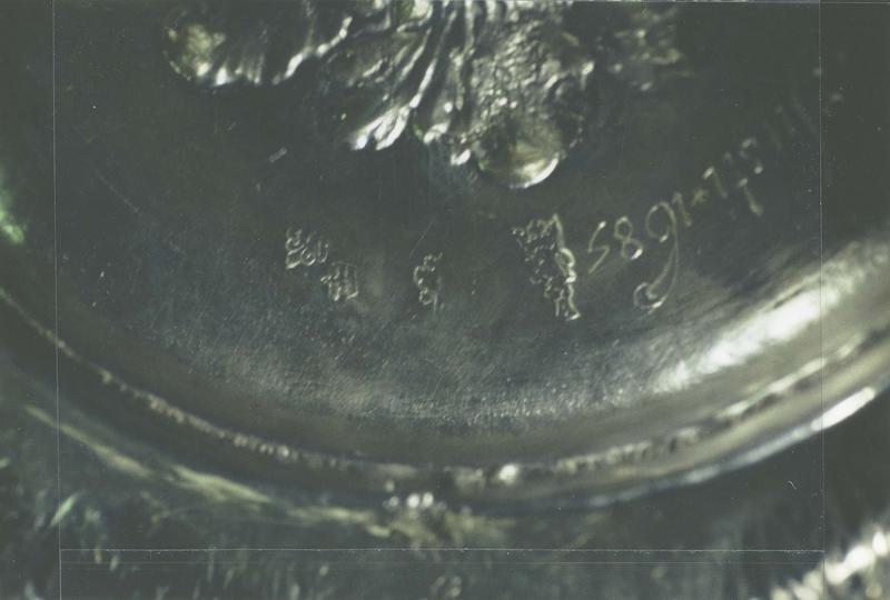patène, détail de l'inscription et des poinçons - © Ministère de la Culture (France), Médiathèque du patrimoine et de la photographie (objets mobiliers), tous droits réservés