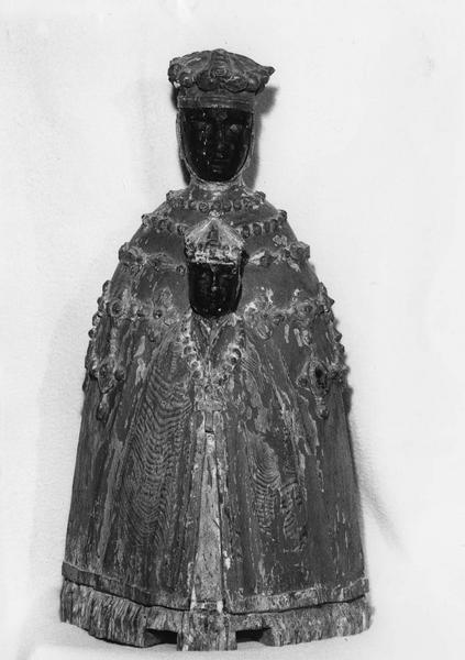 groupe sculpté : Vierge noire au manteau, vue de face - © Ministère de la Culture (France), Médiathèque du patrimoine et de la photographie (objets mobiliers), tous droits réservés