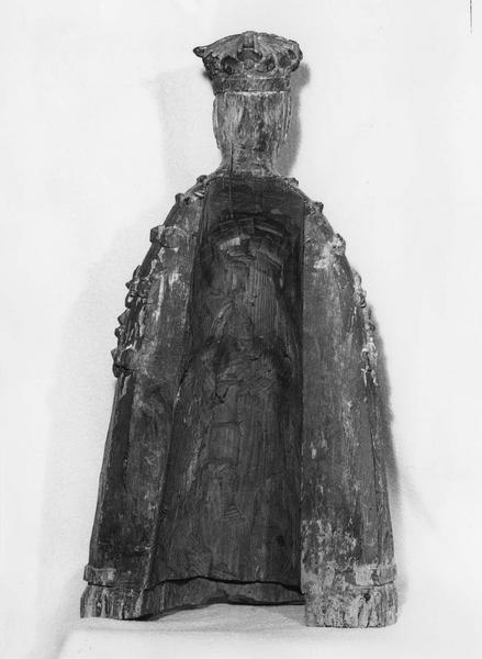 groupe sculpté : Vierge noire au manteau, vue d'envers