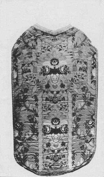 Ensemble d'ornements liturgiques (chasuble, étole, manipule, voile du calice, bourse)