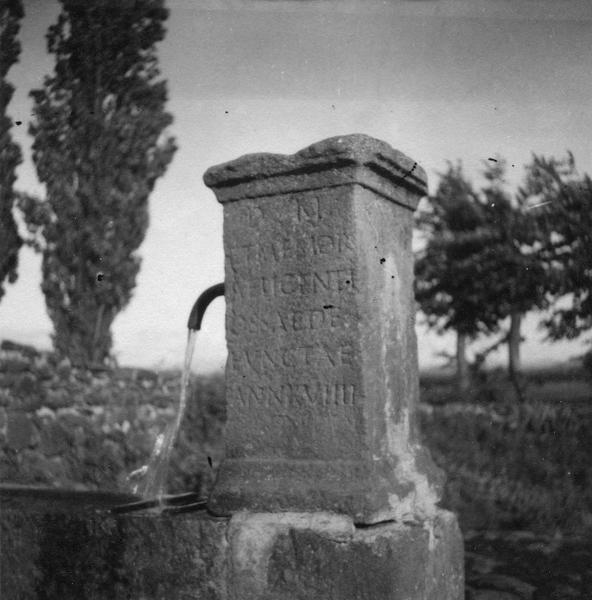 cippe funéraire transformée en fontaine - © Ministère de la Culture (France), Médiathèque du patrimoine et de la photographie (objets mobiliers), tous droits réservés