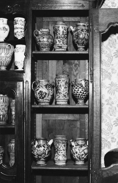 armoire avec des pots à pharmacie