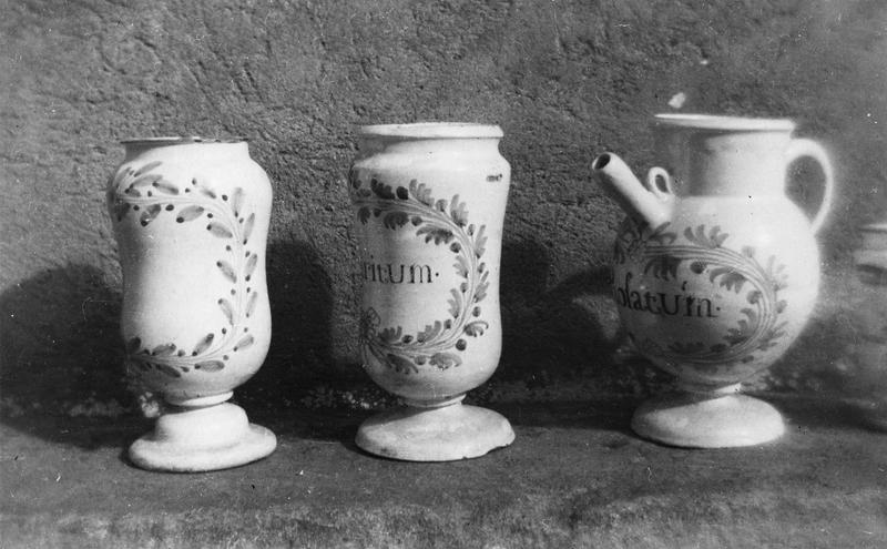 trois pots à pharmacie