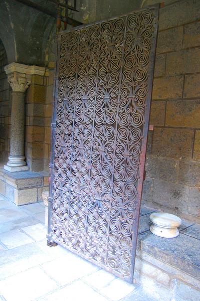 grille de la galerie sud du cloître de la cathédrale, vue générale