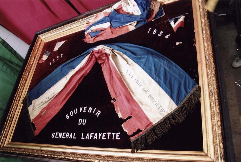 insigne : écharpe tricolore du général Lafayette (1757-1834), vue générale - © Ministère de la Culture (France), Médiathèque  du patrimoine et de la photographie (objets mobiliers), tous droits réservés