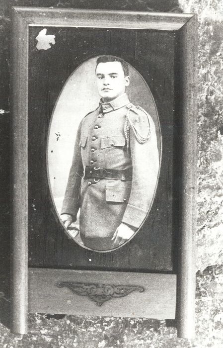 photographie et son cadre : Portrait d'un militaire de la famille Perrel (?) - © Ministère de la Culture (France), Médiathèque du patrimoine et de la photographie, diffusion RMN-GP