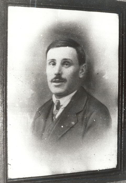 photographie et son cadre : Portrait d'un membre de la famille Perrel (?) - © Ministère de la Culture (France), Médiathèque du patrimoine et de la photographie, diffusion RMN-GP