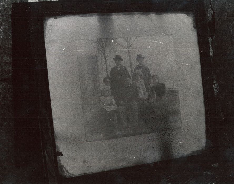 photographie avec cadre : Photographie de la famille Perrel (?) - © Ministère de la Culture (France), Médiathèque du patrimoine et de la photographie, diffusion RMN-GP