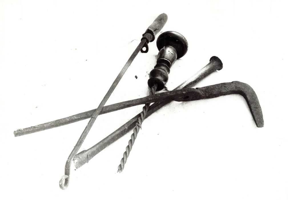 divers outils : vrille, pince de forge, archer et grande gouge - © Ministère de la Culture (France), Médiathèque du patrimoine et de la photographie, diffusion RMN-GP