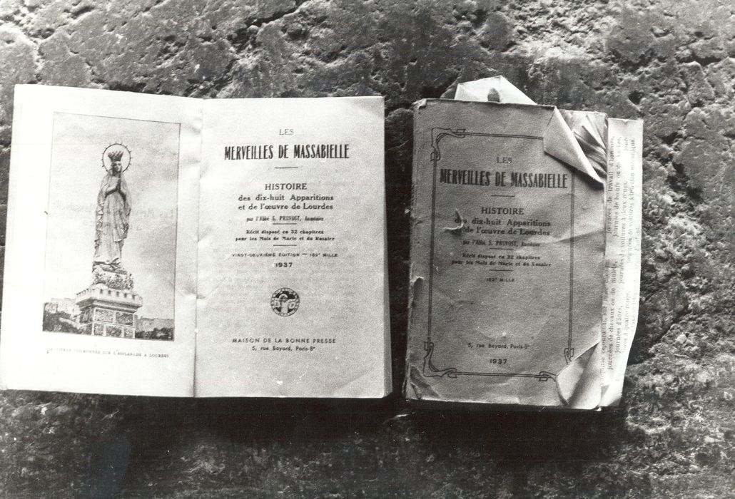 deux livres : Les Merveilles de Massabielle - © Ministère de la Culture (France), Médiathèque du patrimoine et de la photographie, diffusion RMN-GP