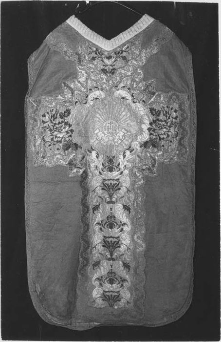 chasuble (ornement rouge) - © Ministère de la Culture (France), Médiathèque du patrimoine et de la photographie, Tous droits réservés