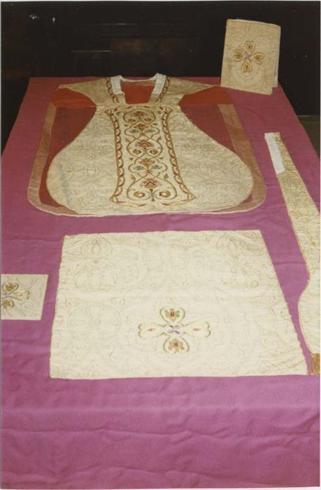 chasuble, étole, manipule, bourse de corporal et pale (ornement blanc) - © Ministère de la Culture (France), Médiathèque du patrimoine et de la photographie, Tous droits réservés