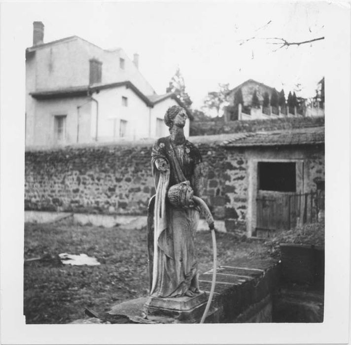 statue-fontaine : Femme portant un vase - © Ministère de la Culture (France), Médiathèque du patrimoine et de la photographie, Tous droits réservés