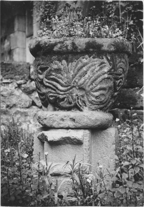 ancien chapiteau roman remployé comme bénitier  - © Ministère de la Culture (France), Médiathèque du patrimoine et de la photographie, Tous droits réservés