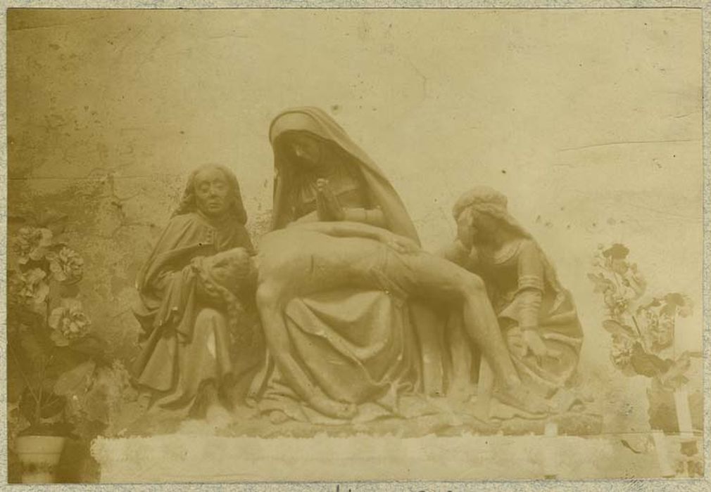 groupe sculpté (petite nature) : Pietà entre saint Jean et sainte Madeleine