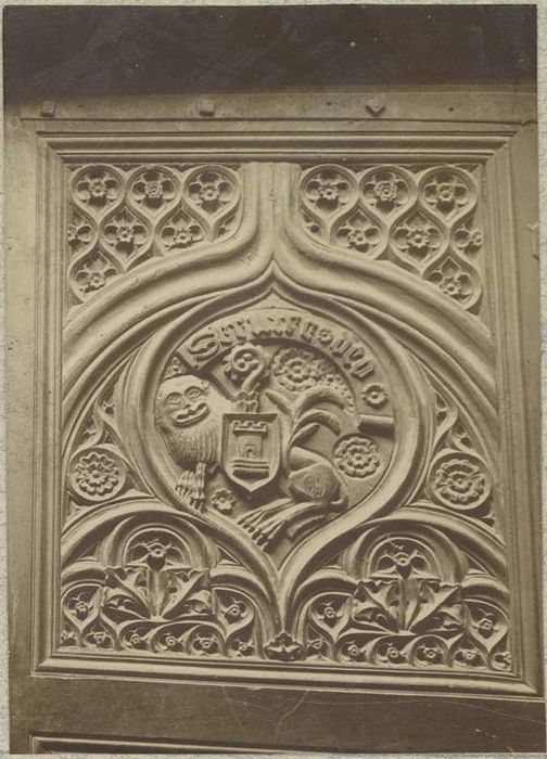 bas-relief encastré dans 2 vantaux