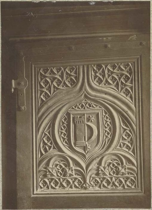 bas-relief encastré dans 2 vantaux