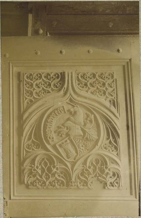 bas-relief encastré dans 2 vantaux