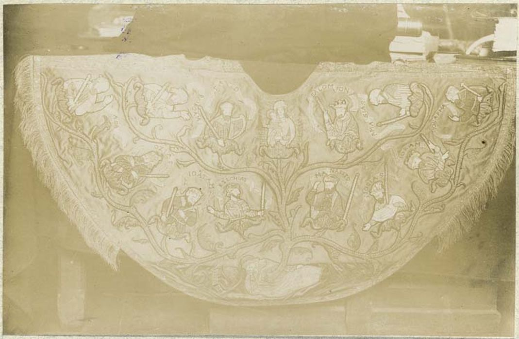 pièce de tissu (ornement de vêtement liturgique) : Christ en croix (le)