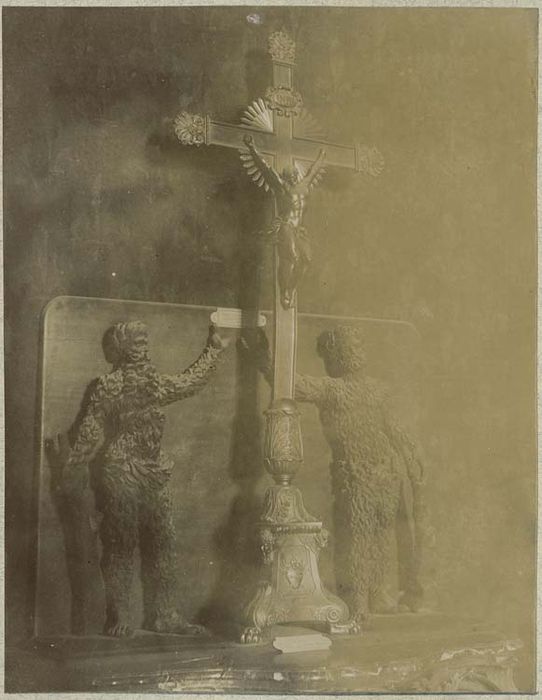 croix d'autel dite de la reine Amélie, groupe sculpté : hommes sauvages armés de massues