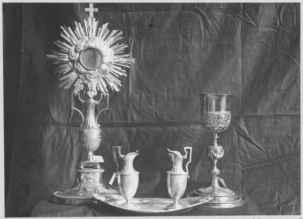 ensemble de pièces d'orfèvrerie (ostensoir et son étui, calice, 2 burettes ) - © Ministère de la Culture (France), Médiathèque du patrimoine et de la photographie, diffusion RMN-GP