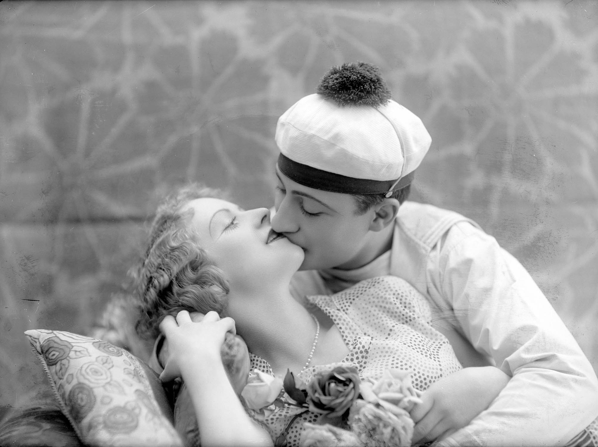 Le baiser du marin : matelot embrassant une jeune femme