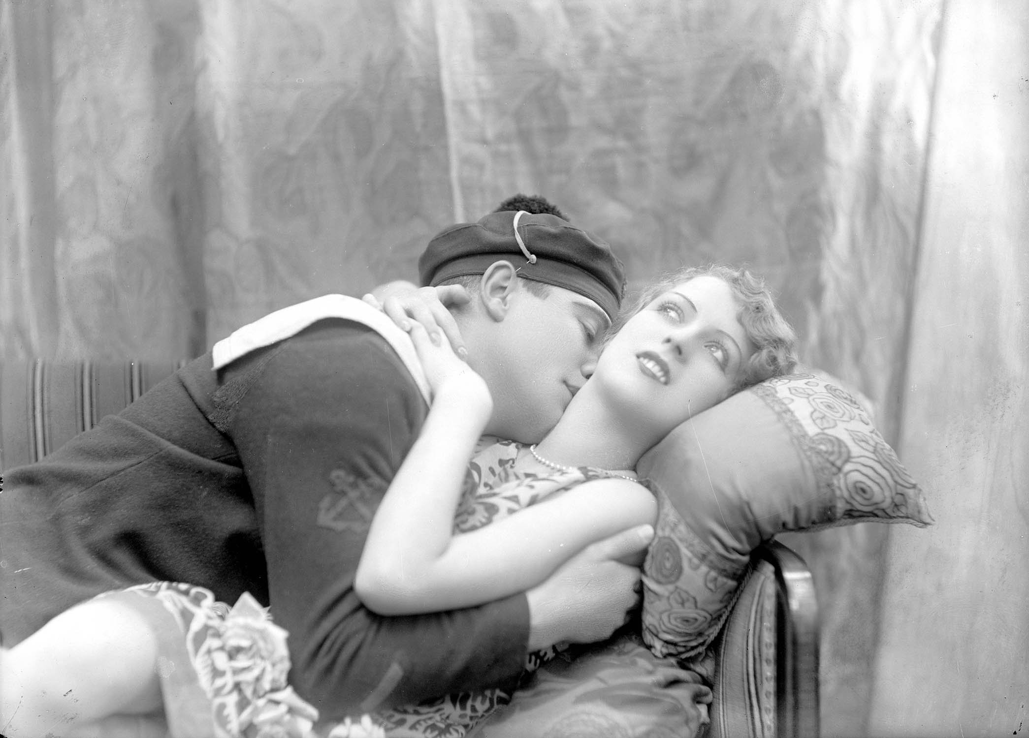 Le baiser du marin : matelot embrassant une jeune femme