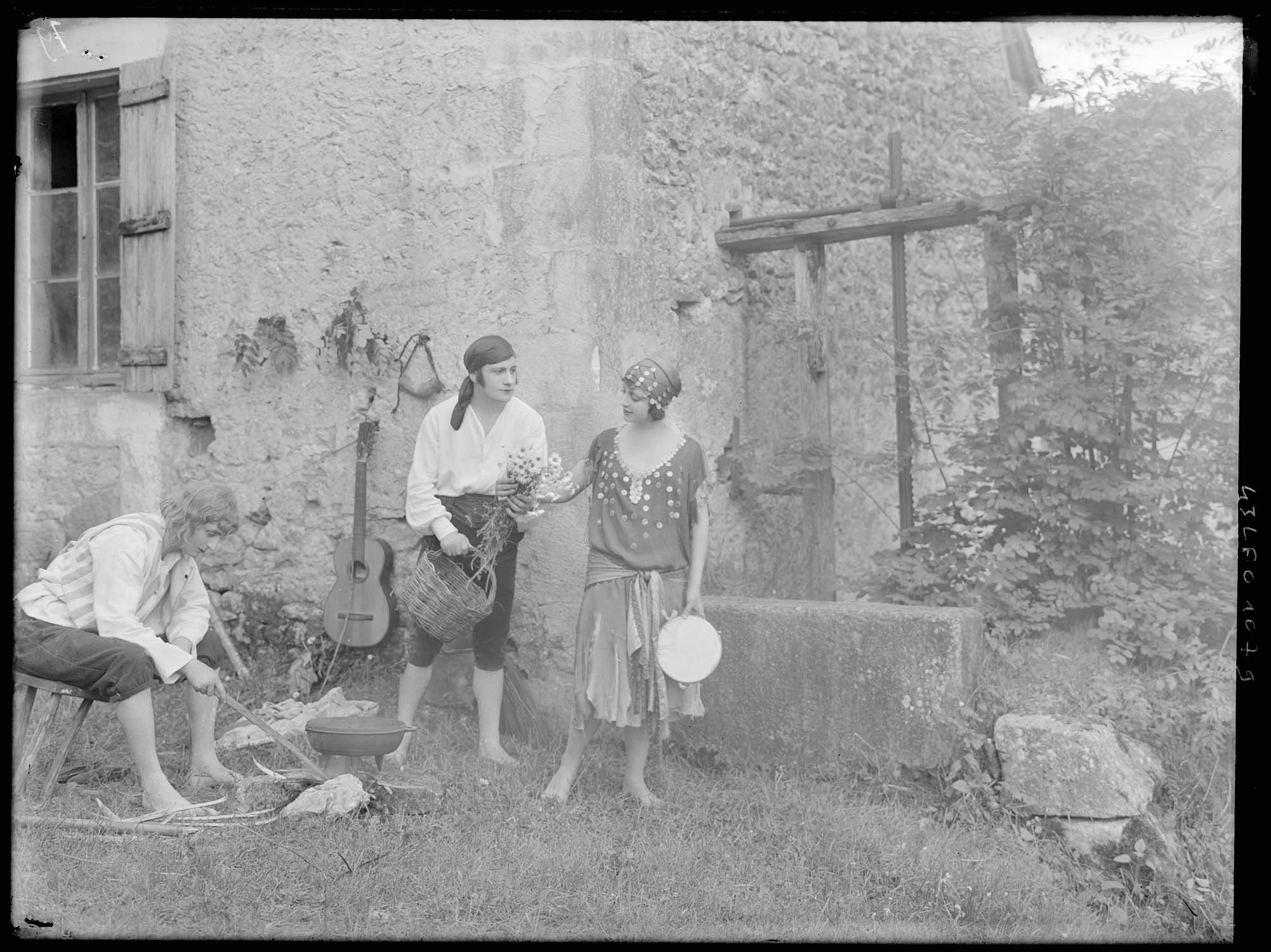 Homme costumé en gitan offrant des fleurs à une jeune femme