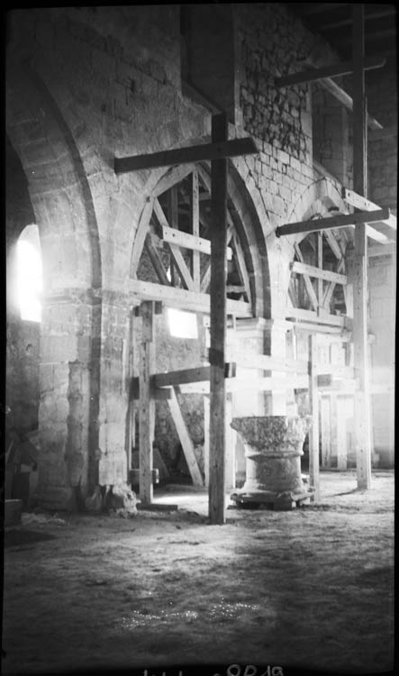 Intérieur, grandes arcades étayées