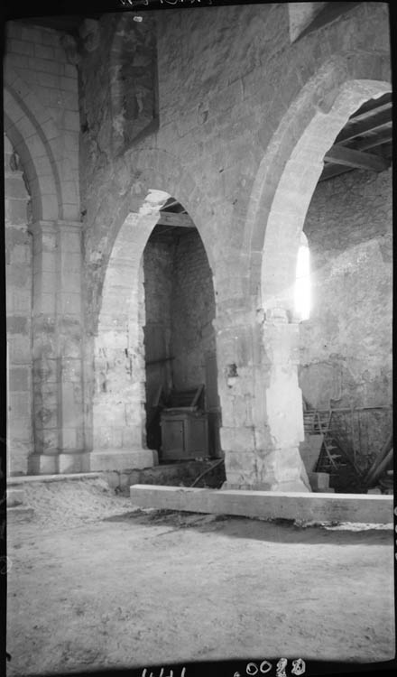 Intérieur, les grandes arcades ; fenêtres hautes murées