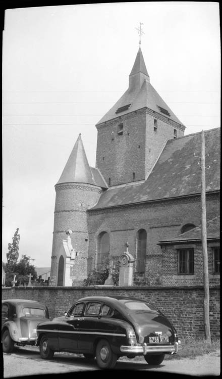 Façade latérale et clocher ; automobiles au premier plan